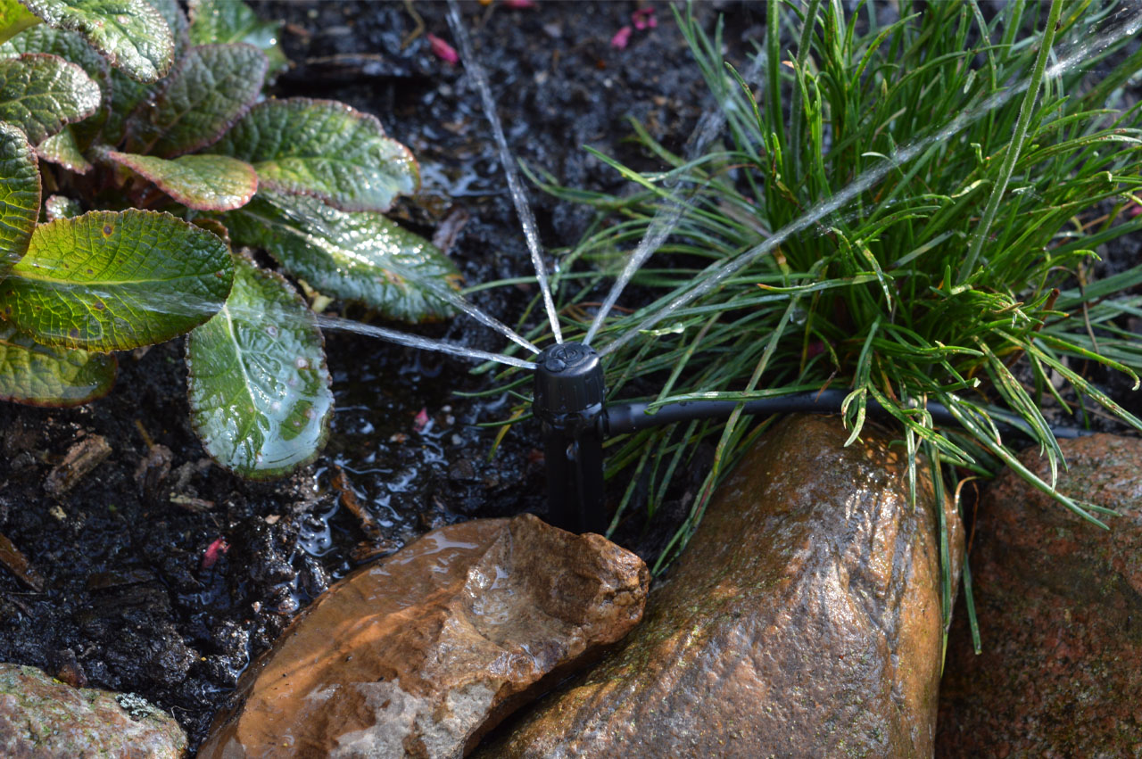 Anwendungsbild einstellbare Mikro-Strahlendüse, 180° mit Erdspieß