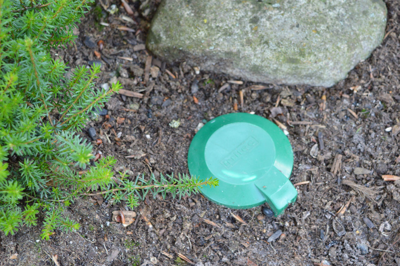 Wassersteckdose im Beet eingebaut und verschlossen Wassersteckdose im Beet eingebaut und verschlossen